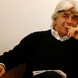 Angelo Perrino mentre ascolta un intervento.